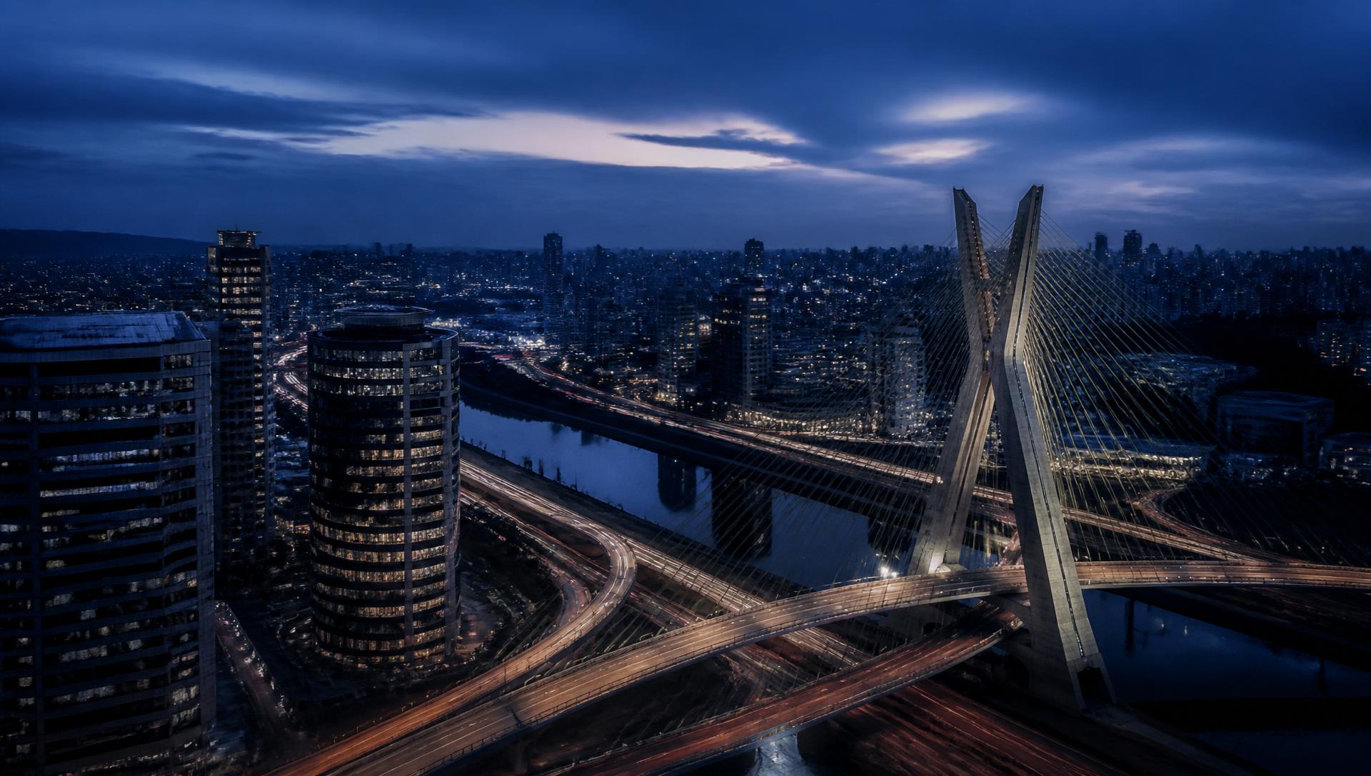 Cidade brasileira ao entardecer
